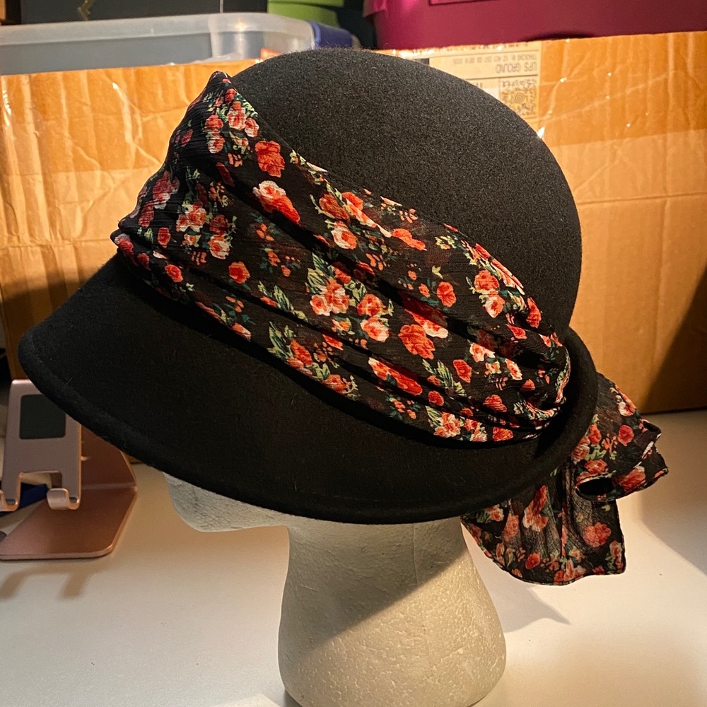 Lids Women’s Black Hat with Floral Scarf